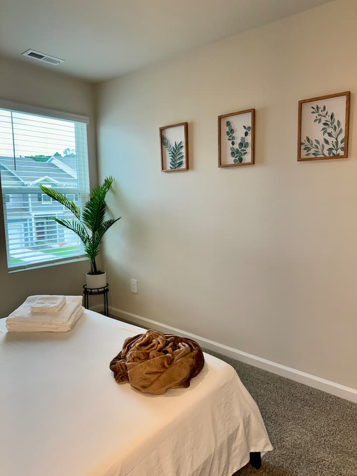 Spavaća soba za goste: ova soba ima deku, debeli pokrivač, 2 ručnika i 2 ručnika za lice. 