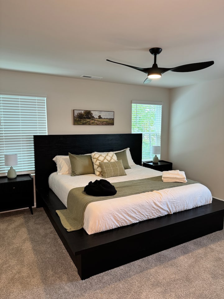 Glavna spavaća soba: tražite prekrasan noćni odmor? Uživajte u ovom bračnom krevetu koji mirno i sa stilom leži ispod stropnog ventilatora na daljinsko upravljanje. Ako tražite više ambijentalne rasvjete, isprobajte svjetiljke na daljinsko upravljanje!