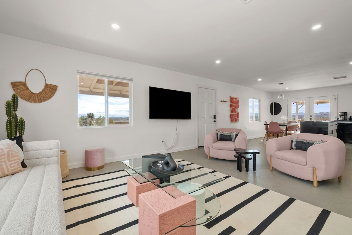 Има много удобни места за сядане за филмови вечери или почивка след разглеждане на Джошуа Три.