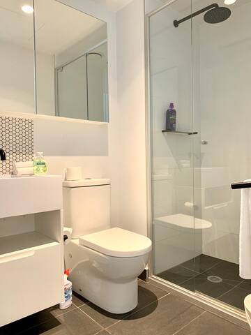 Charming Dual-Unit Retreat on Elizabeth St gallery image 5