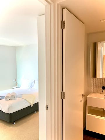 Charming Dual-Unit Retreat on Elizabeth St gallery image 4