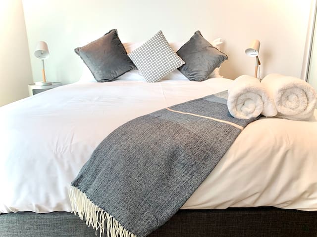 Charming Dual-Unit Retreat on Elizabeth St gallery image 2