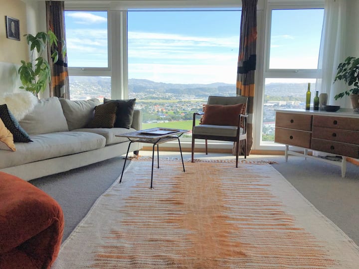 Top Of The Hill Spacious Hideaway - Wellington