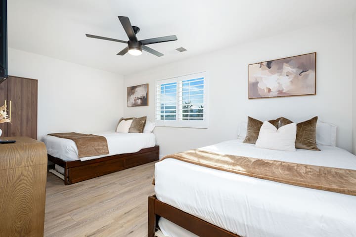 Საძინებელი №4: 2 საწოლი და 2 ერთადგილიანი საწოლი 55-დუიმიანი სმარტ-ტელევიზორით