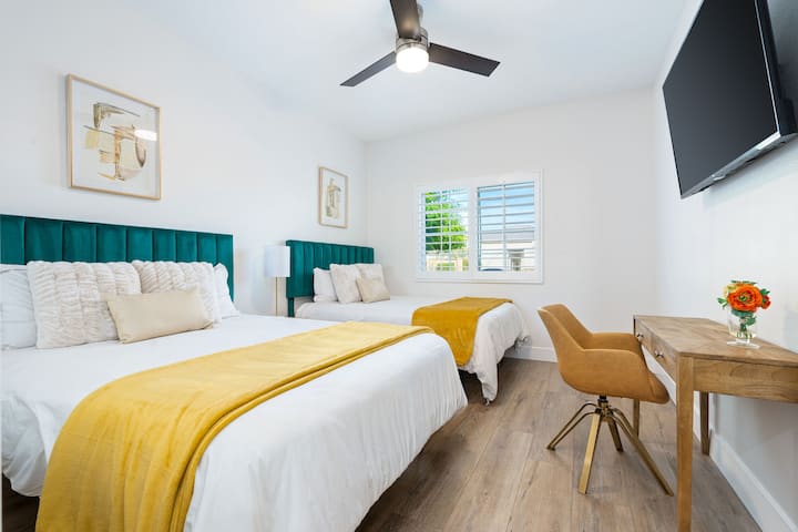 Საძინებელი №6: 2 ორადგილიანი საწოლი და 55-დუიმიანი სმარტ-ტელევიზორი და სამუშაო მაგიდა 