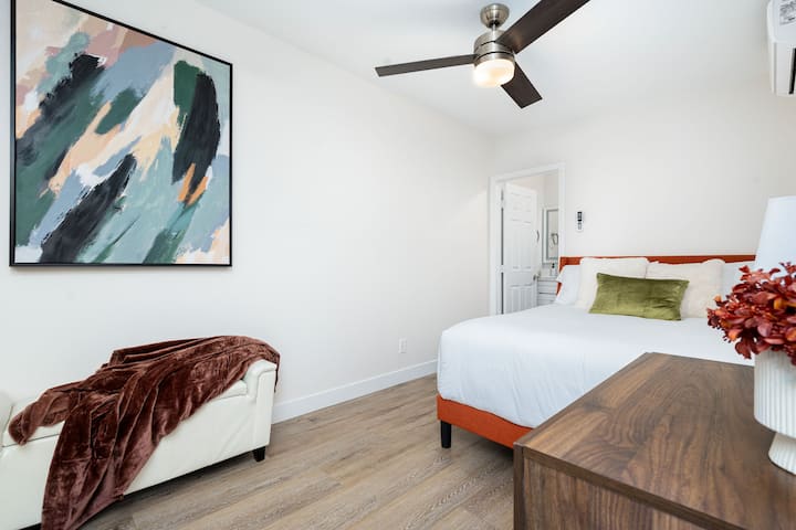 Ცალკე კასიტას საძინებელი #7: ორადგილიანი საწოლი და 42-დუიმიანი სმარტ-ტელევიზორი