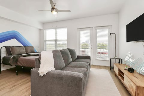 Successful Airbnb property: Urban Chic Studio Apt with Stunning City Views in Cherry