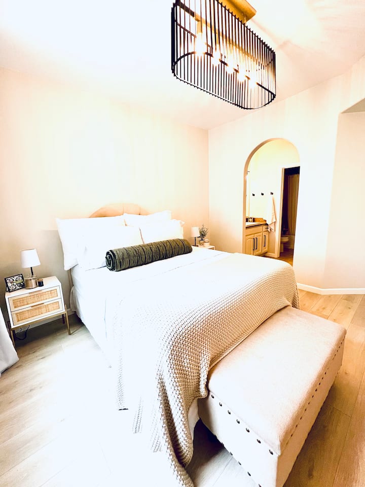 Primarna privatna kupaonica; ugradbeni ormar i kupaonica s WC-om.