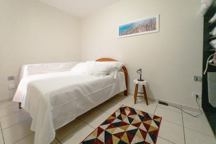 Durma como você merece. Ar-condicionado, cama confortável e roupa de cama inclusa.