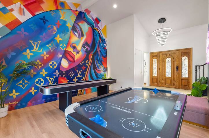 Designer Dream| Pool and spa| Game Room| Sleeps 10