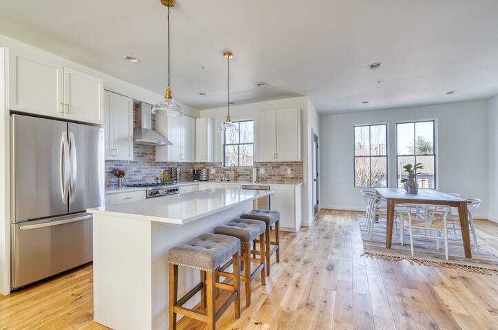 Modern 3BR • Gym • Gourmet Kitchen • Sleeps 8