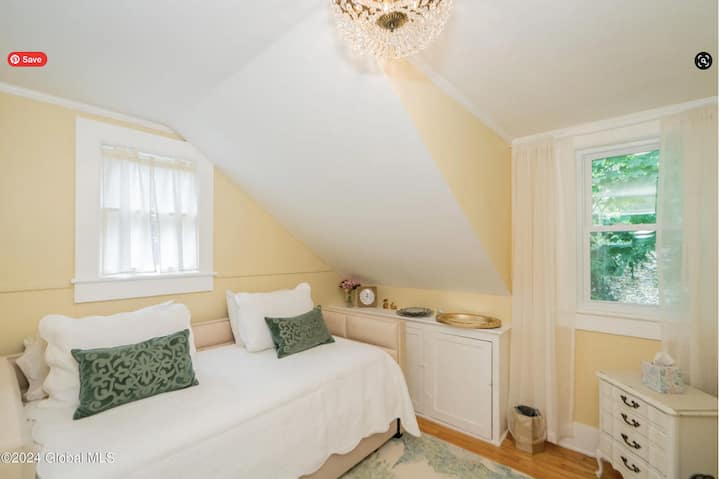 De gele kamer heeft een uitschuifbed en een speciale werkruimte. De onderschuifbed kan worden uitgetrokken voor een extra gast.