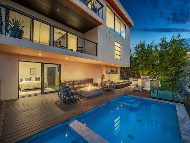 Luxury 3B-3B Heated Infinity Pool & Skyline Views! gallery image 3