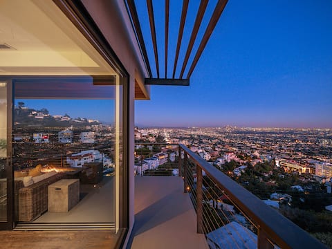 LUXE - Skyline Views & Heated Infinity Pool!