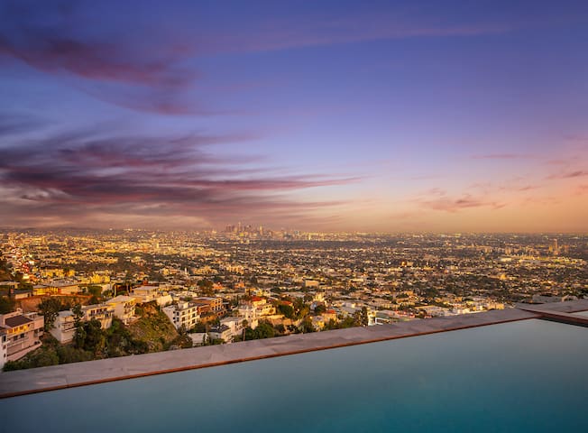 Luxury 3B-3B Heated Infinity Pool & Skyline Views! gallery image 4