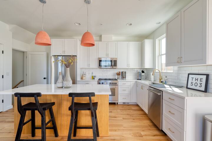 Luxury Townhouse • New Build • 3BR • Sleeps 5