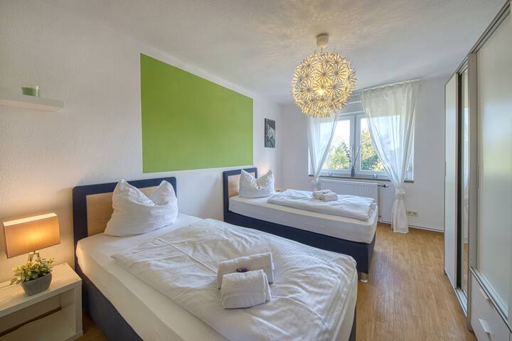 Dormitorio 1 con armario grande y dos cómodas camas de somier de 90x200 cm