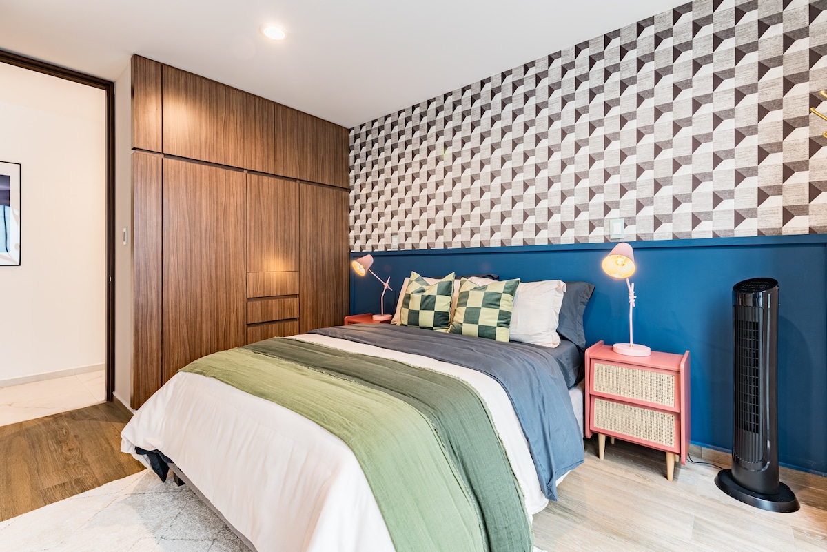 Dormitorio audazmente diseñado con colores llamativos y detalles artísticos