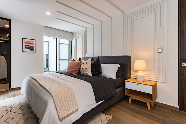 Elegant Polanco Retreat with Balcony and Workspace gallery image 4