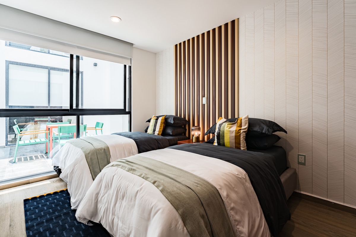 Dormitorio con sábanas frescas, persianas que oscurecen la habitación y una decoración relajante