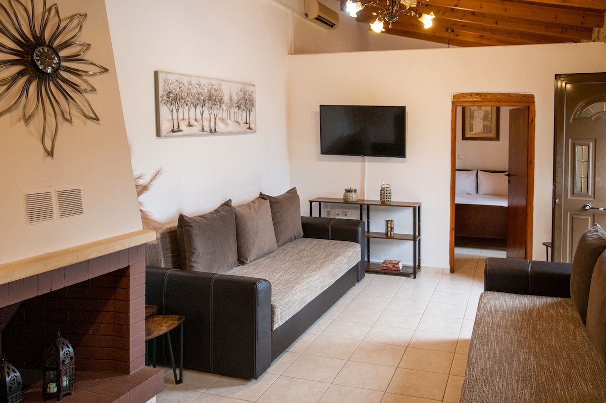 הסלון נוח, חמים וכולל אח פתוחה!