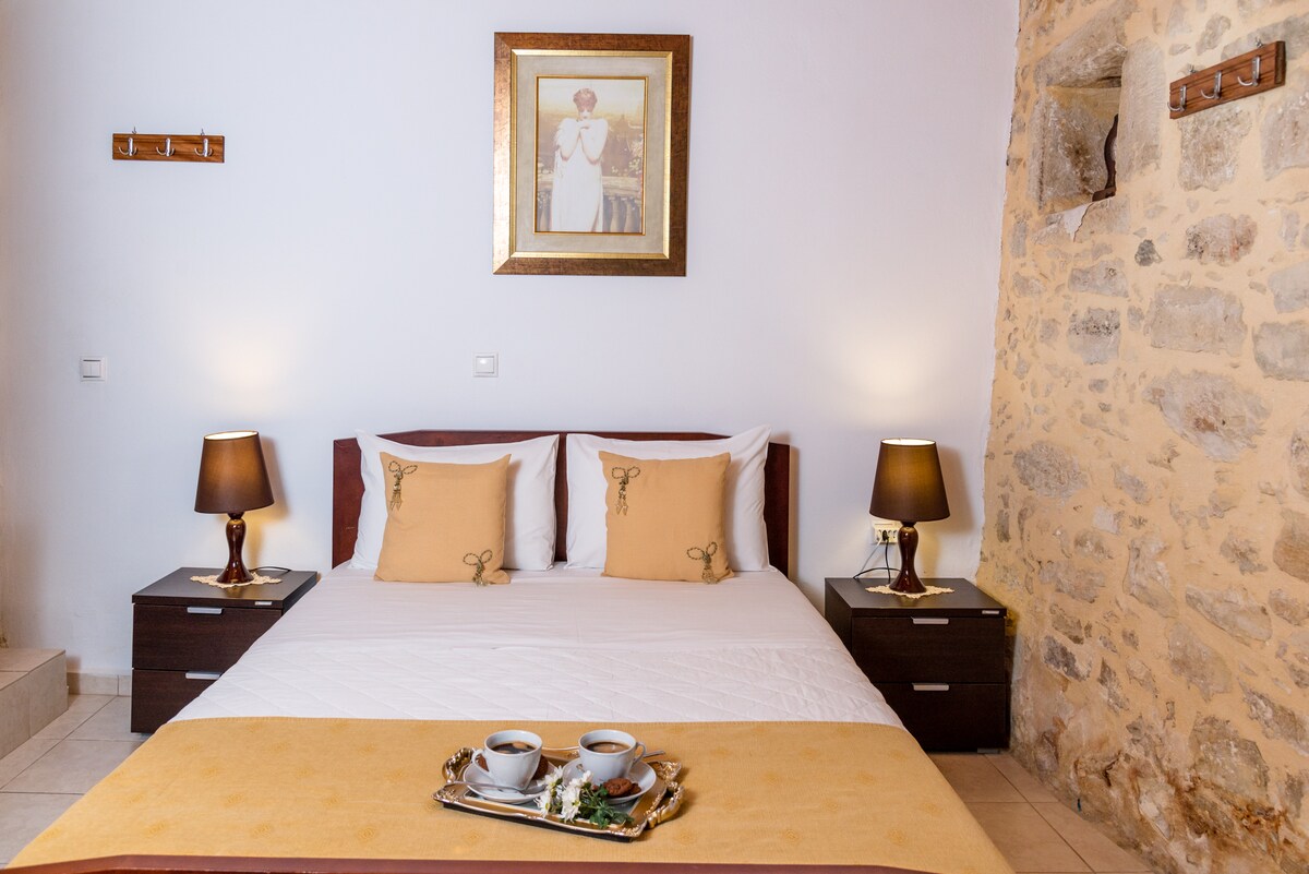 בחדר השינה הכפול יש דברים נוחים וחדר אמבטיה צמוד!