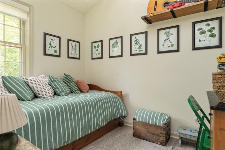 La petite chambre gigogne double est la salle des fougères, avec 12 empreintes de fougères accrochées aux murs et à la porte. Les deux matelas sont en mousse à mémoire de forme et les draps et couettes 100 % coton vous feront tous vous blottir la nuit.