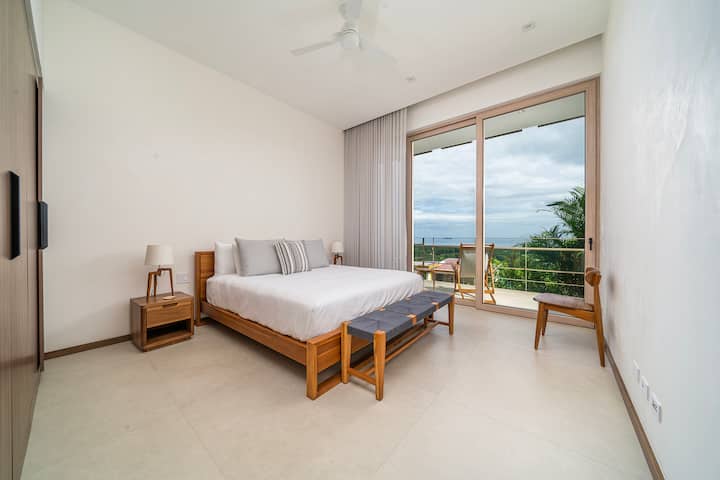 Stredná spálňa rozširuje manželskú posteľ veľkosti King a predstavuje dokonalý výhľad.