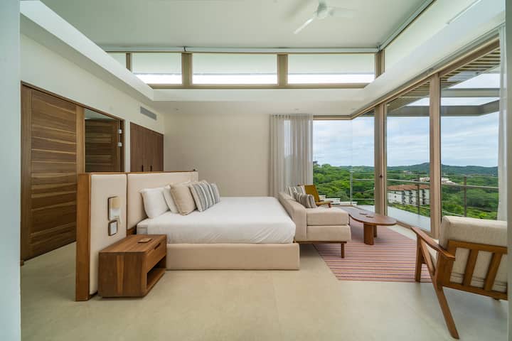 Hlavná spálňa má vlastný balkón nad bazénom