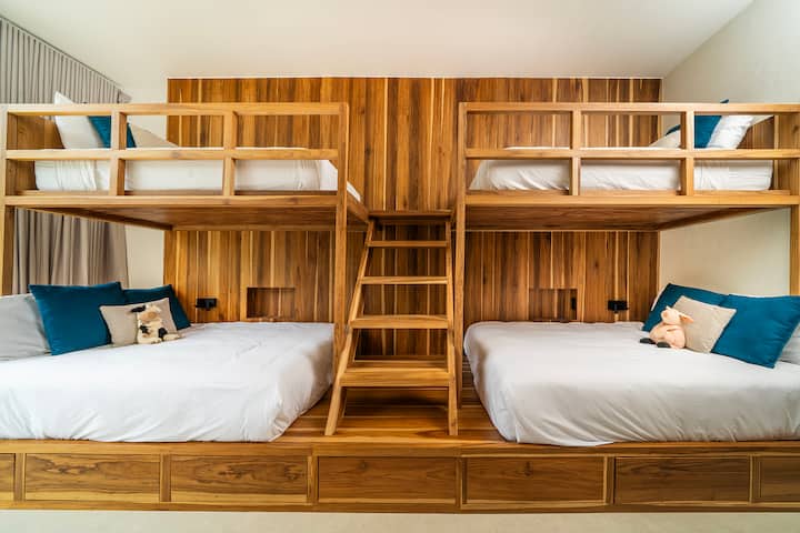 Poschodová izba má jednolôžko nad manželskými posteľami.  Ideálne pre rodiny.