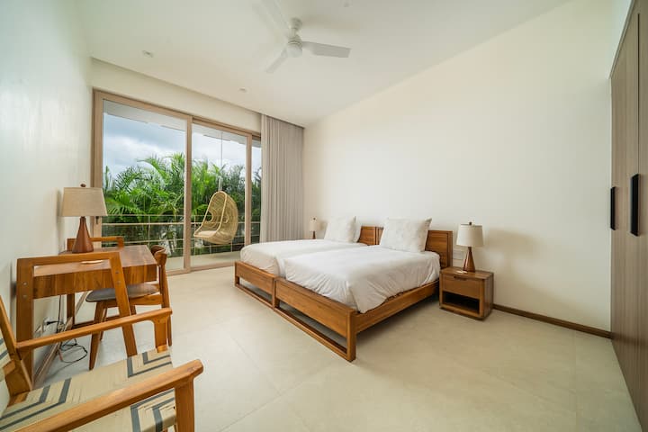 Východná spálňa má dve samostatné postele a písací stôl/stoličku.