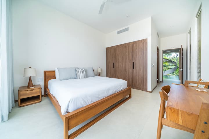 Západná spálňa má manželskú posteľ veľkosti King a písací stôl/stoličku na prácu na diaľku.