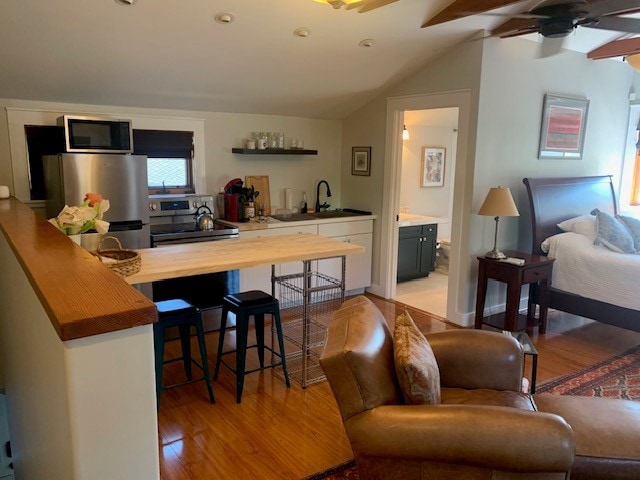 Successful Airbnb property: Cozy craftsman hideaway. Whole private guest suite in Pasadena