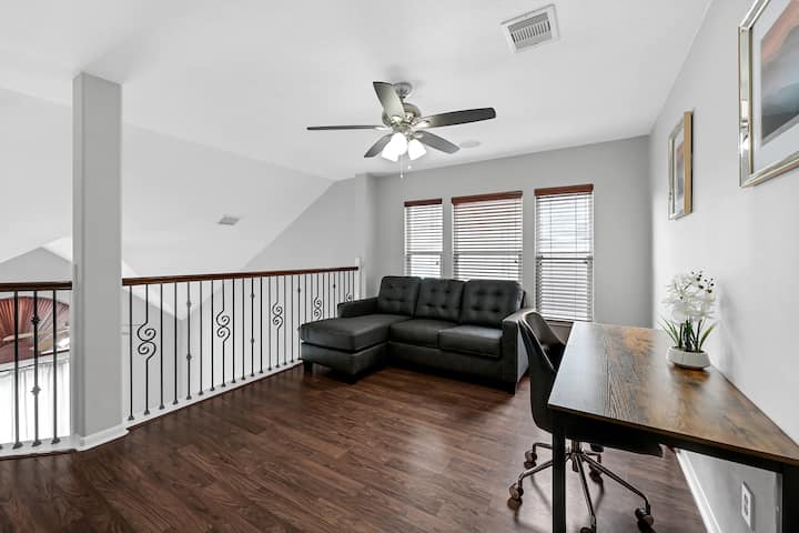 Მთავარ საძინებელთან მიბმული ლოფტი გასაშლელი დივნით. Მას აქვს კარი, რომელიც მას დანარჩენი სახლისგან გამოყოფს.