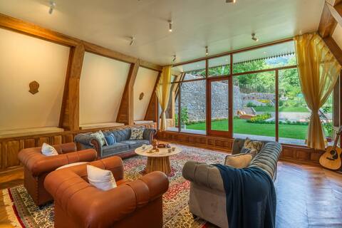 7BR Ultra Luxury Villa w/Lawn &Firepit in Srinagar