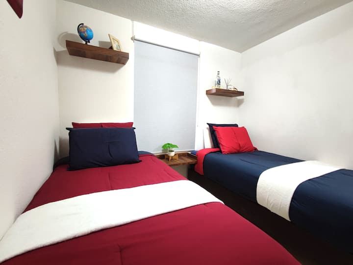 პრაქტიკული და კომფორტული ოთახი, რომელიც იდეალურია სხვებთან ერთად სტუმრობისთვის პირადი სივრცის დაკარგვის გარეშე. ერთადგილიანი საწოლები სუფთა თეთრეულით და მშვიდი ატმოსფერო ნამდვილი დასვენებისთვის.