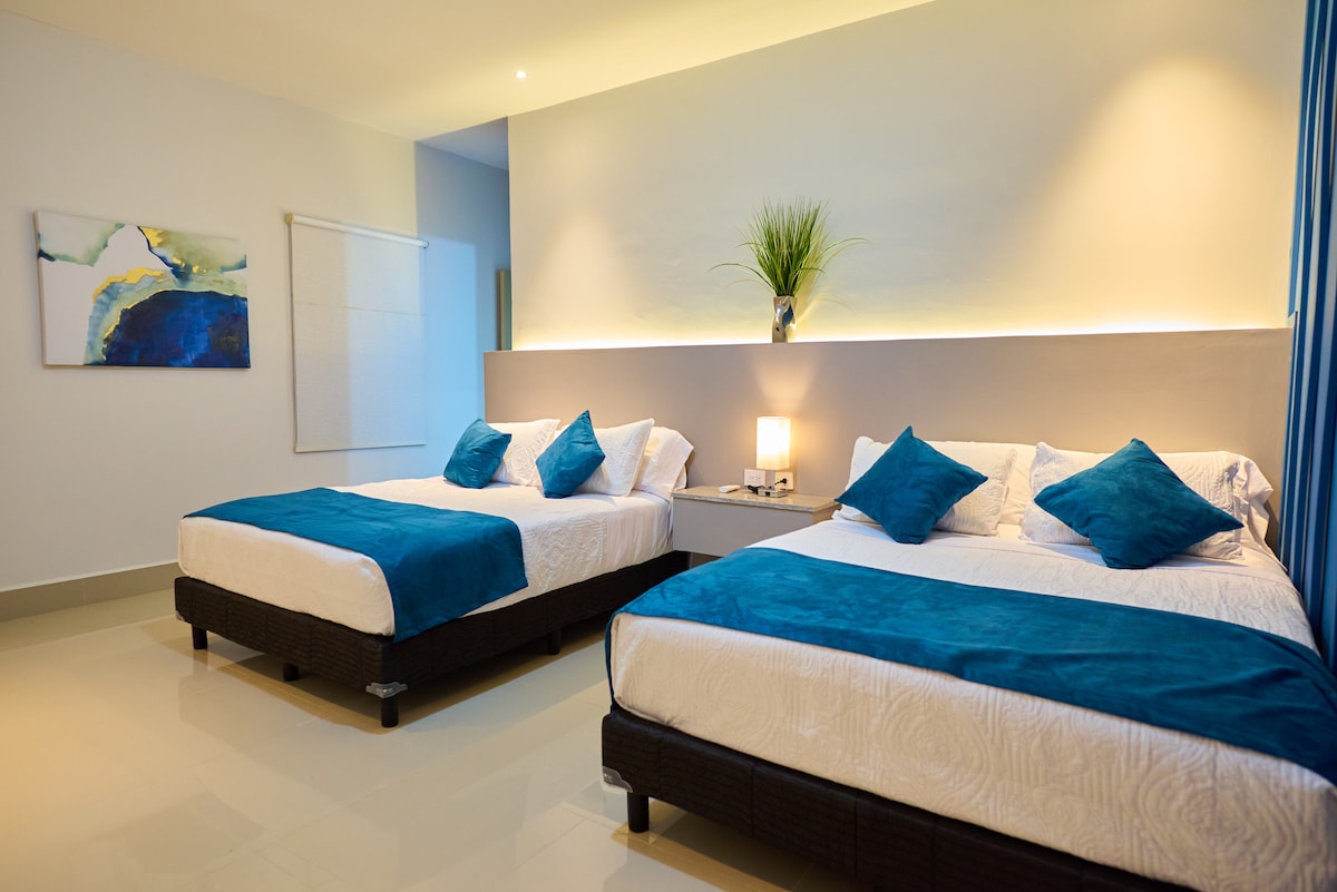 חדר עליון משני - יש בו 2 מיטות קווין סייז, מנורה, חיבורים, מיזוג אוויר/חימום, אזור לתליית בגדים, חדר רחצה ושירותים עם מגבות, סבון ושמפו ופריט ריהוט למזוודה.