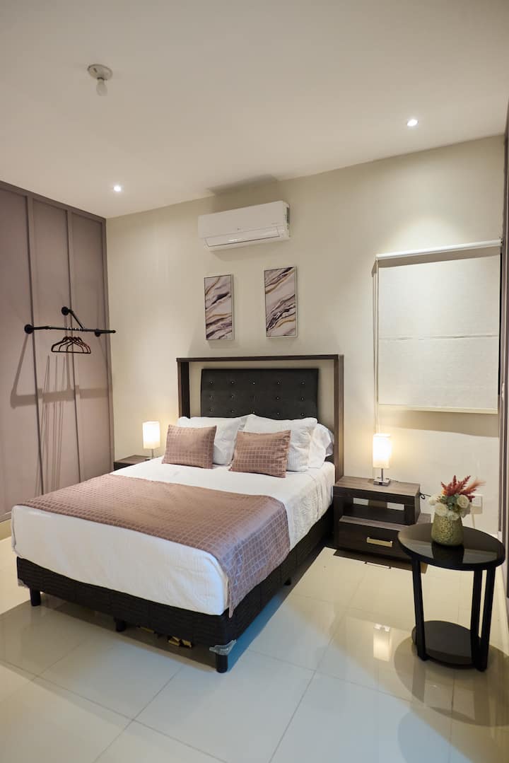 Მეორადი საძინებლის პირველი სართული - მასში არის 1 საწოლი დიდი ზომის, უშუქო ფარდები, ლამპები, კონდიციონერი/გათბობა, კარადა, ცალკე აბაზანა-ტუალეტი პირსახოცებით, კონდიციონერი,  საპონი და შამპუნი და ჩემოდნის ავეჯი. Იდეალურია დასასვენებლად.