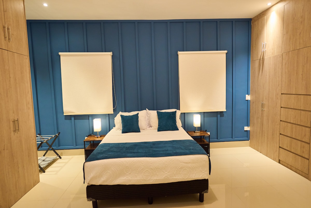 חדר שינה ראשי קומה גבוהה - הוא כולל מיטת קווין סייז אחת, וילונות האפלה, מנורות, מיזוג אוויר/חימום, ארונות, חדר רחצה ושירותים עם מגבות, מרכך, סבון ושמפו ופריט ריהוט למזוודה. אידיאלי למנוחה.