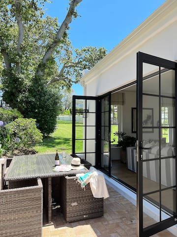 Stylish Cape Dutch vineyard cottage in Constantia gallery image 3