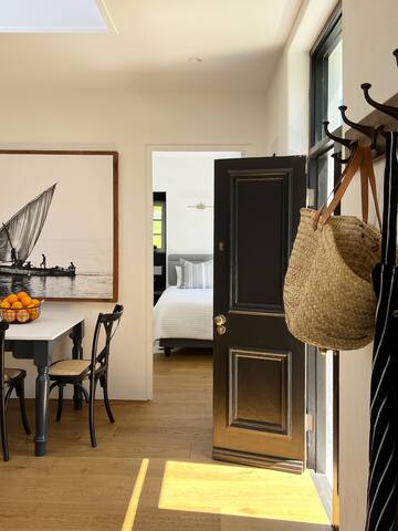 Stylish Cape Dutch vineyard cottage in Constantia gallery image 5