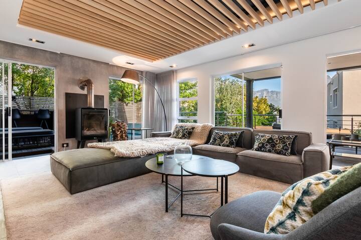 Camps Bay Beach Villa (2 min walk to beach) gallery image 4