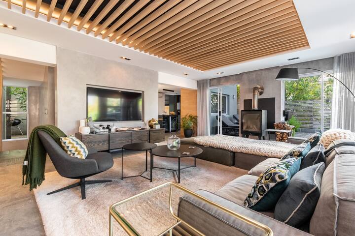 Camps Bay Beach Villa (2 min walk to beach)