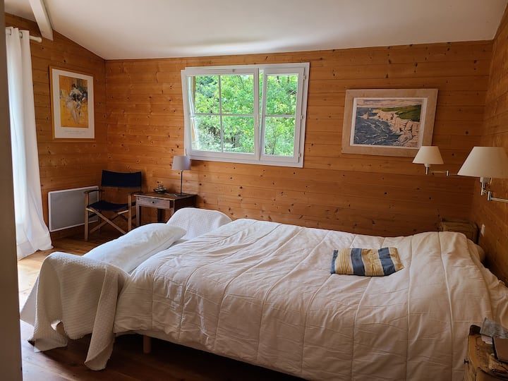 Дупли кревет во спална соба 160 см со туш кабина