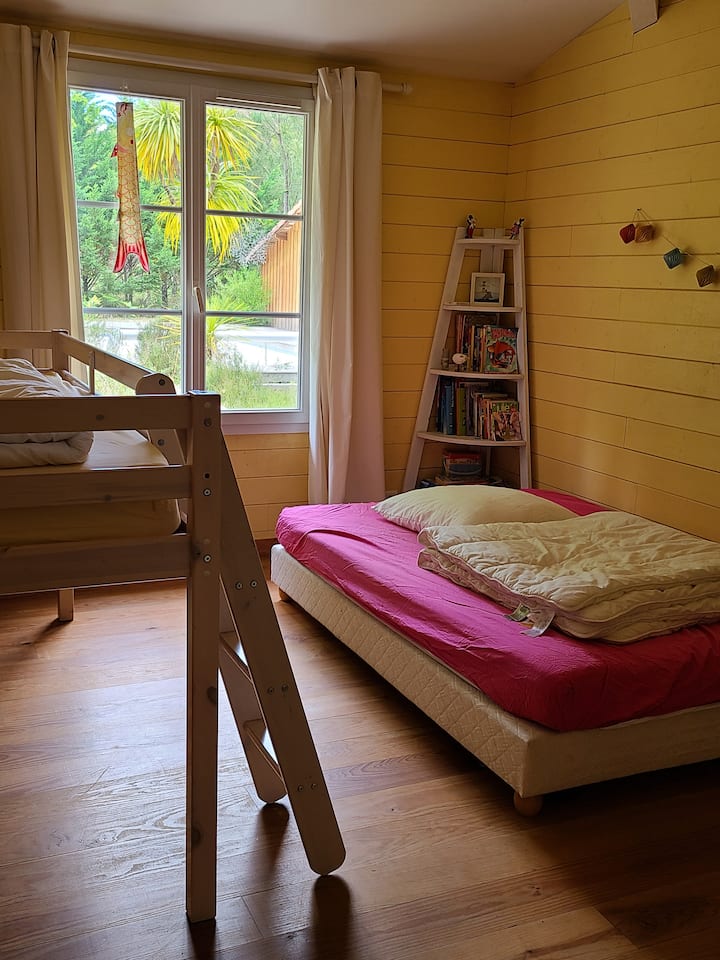 Трета детска спална соба со брачен кревет од 140 см и низок мезанин кревет