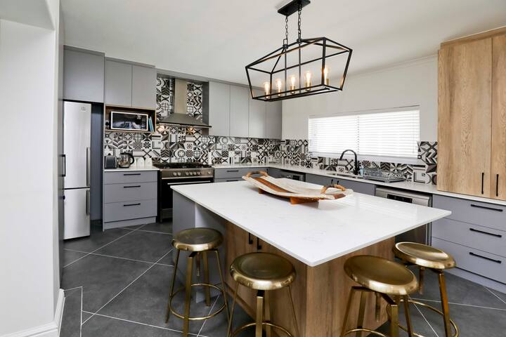 Gorgeous 3 bed apt in Sea Point gallery image 2