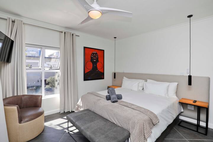 Gorgeous 3 bed apt in Sea Point gallery image 5