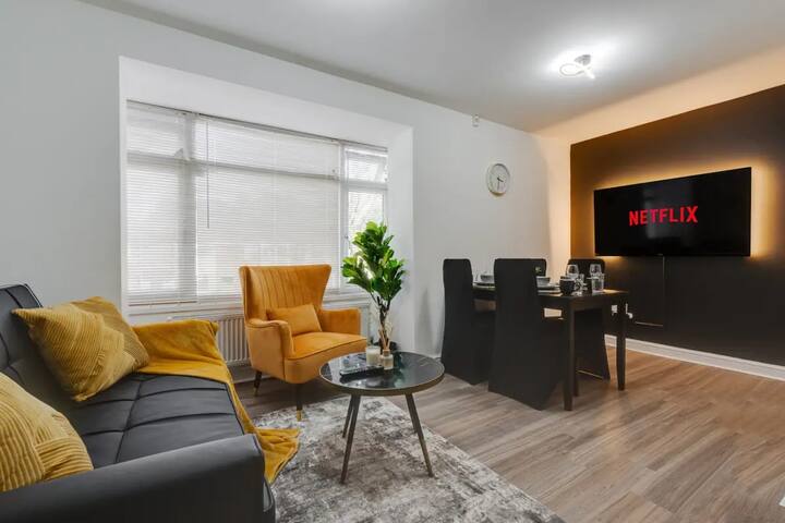 3Story Spacious House Close to Etihad & Co-op Live