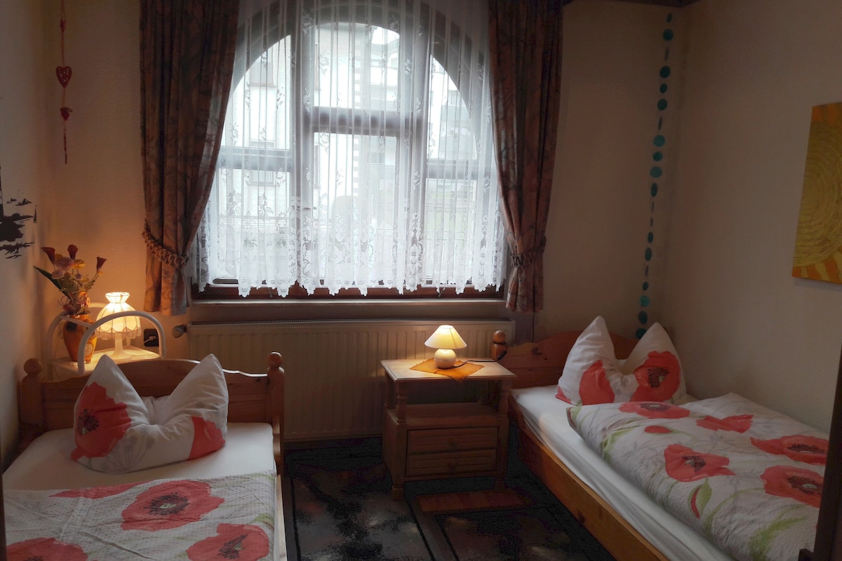 Habitación doble con cama individual.