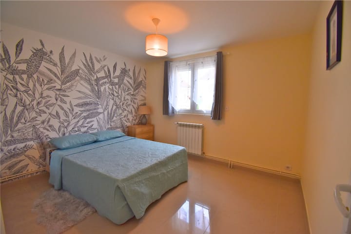 أول غرفة نوم في الطابق العلوي بسرير مزدوج مريح وخزانة ملابس واسعة، توفر مساحة تخزين واسعة لإقامة سلسة.